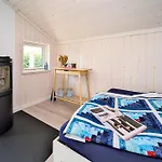 Lille Traehus Holiday home *